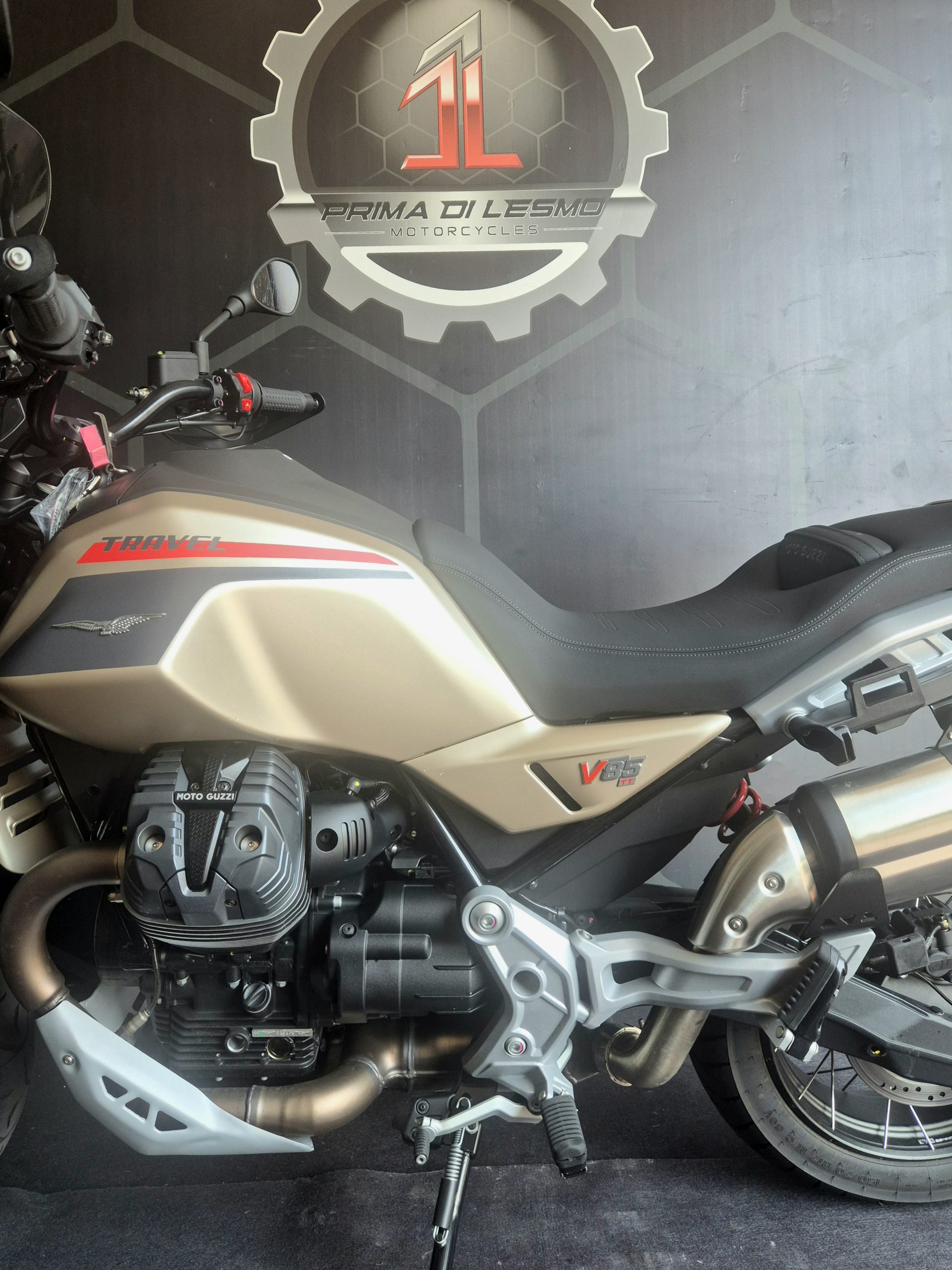 Moto Guzzi V85 TT Travel 2025 2.100km - immagine 9