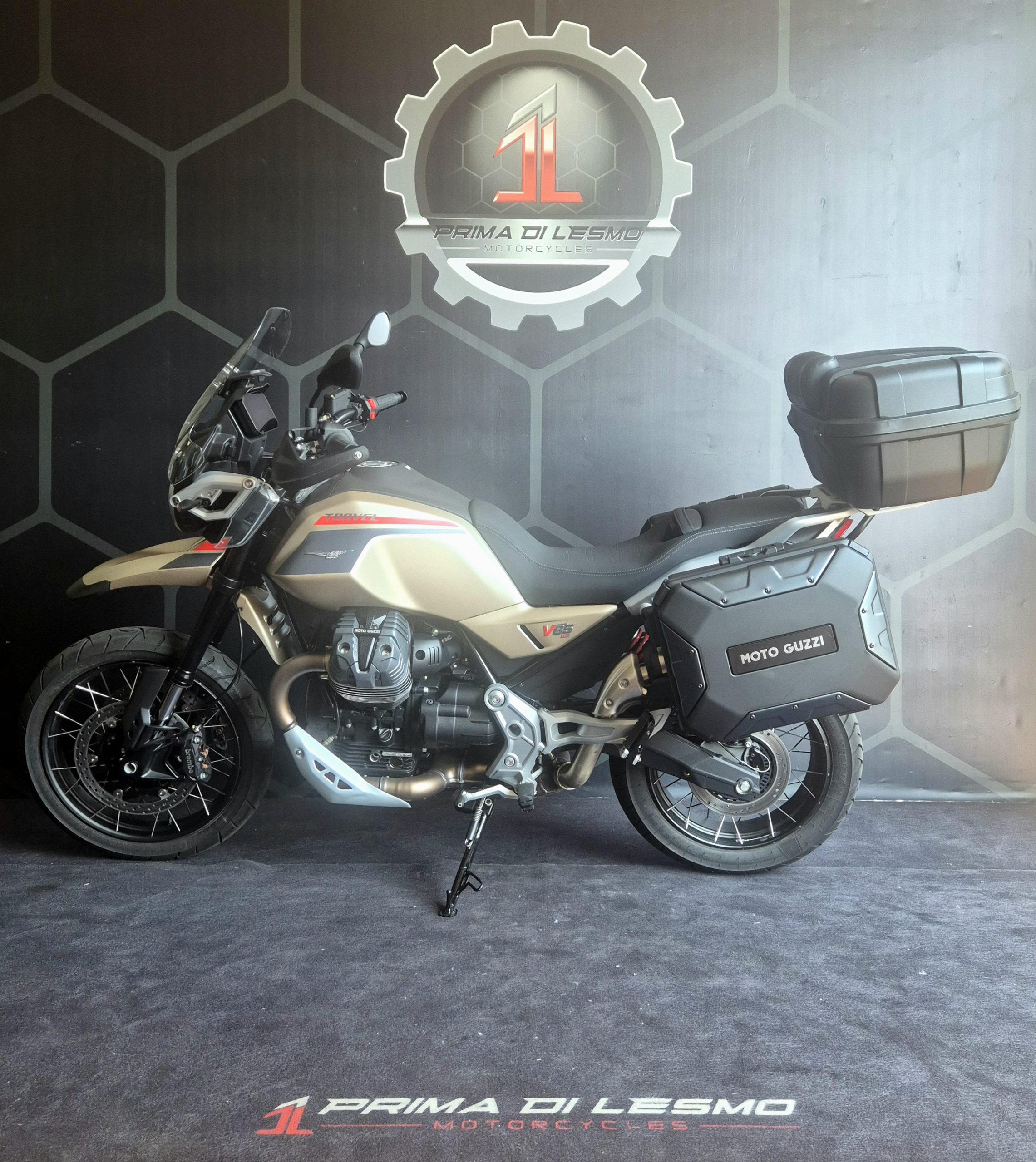 Moto Guzzi V85 TT Travel 2025 2.100km - immagine 2